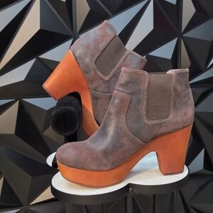 Elegant Brown Heeled Boots